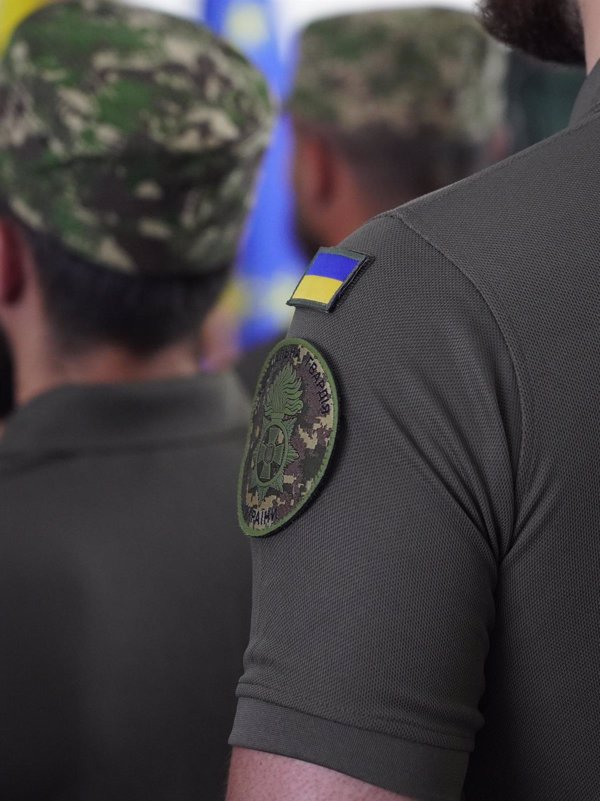 Marlaska apoya a Ucrania durante la entrega de diplomas a militares ucranianos tras su formación en Logroño