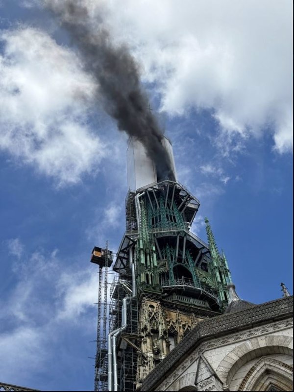 Controlado el incendio de la aguja de la catedral de Ruan, una de las más emblemáticas de Francia