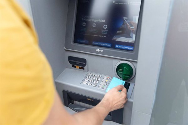 OCU advierte de comisiones de hasta el 8% asociadas al uso de la tarjeta bancaria en el extranjero