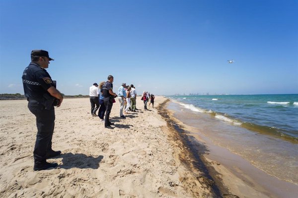 La limpieza de la playa del Saler (Valencia) afectadas por el vertido se extiende hasta las 20.00 horas y seguirá mañana