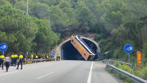 La principal hipótesis de la causa del bus accidentado en la C-32 es que el conductor se durmió