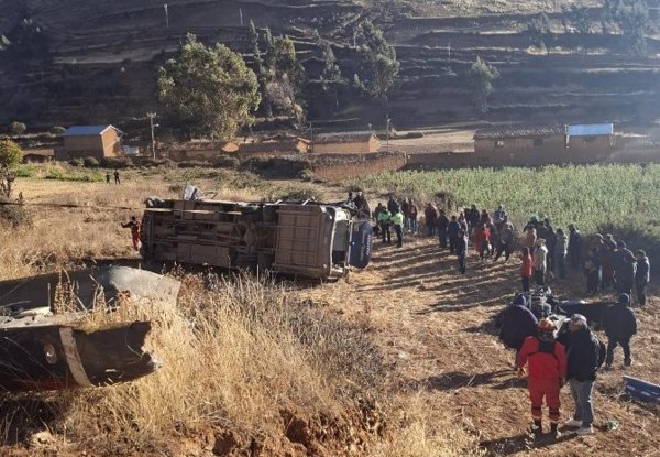 Nueve muertos en un accidente de un autobús de una orquesta folklórica en Perú