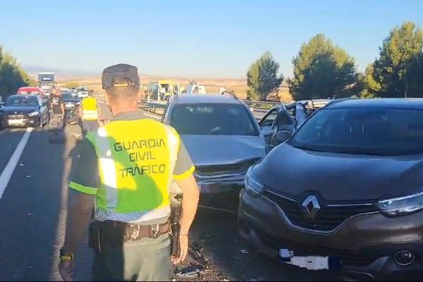 Tres heridos, uno de ellos grave, en un accidente múltiple en la A-12 en Armañanzas (Navarra)