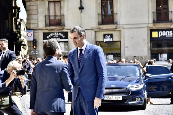 Aragonès recibe a Sánchez en la entrada del Palau de la Generalitat