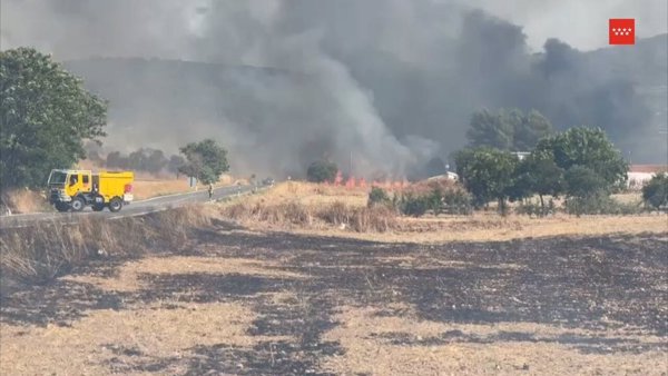 Continúa en fase de control el incendio de Loeches (Madrid), que obliga a desalojar a 60 personas
