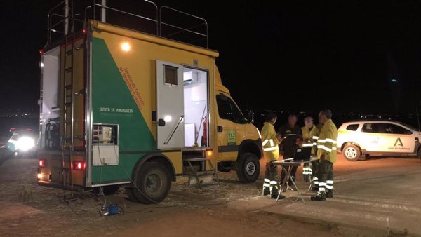 Extinguido el incendio en el paraje El Palmitero, en Cantillana (Sevilla), tras afectar a unas 128 hectáreas