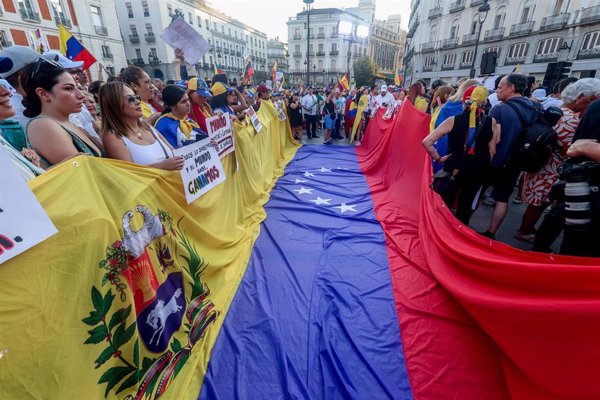 Aznar y Rajoy condenan junto a expresidentes iberoamericanos 