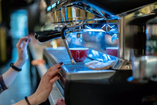 Dimite el consejero delegado y presidente de JDE Peet's, propietaria de la marca de café Tassimo