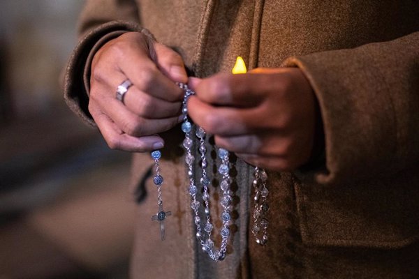 Catalanes, vascos y gallegos son los españoles que menos practican una religión, según un estudio