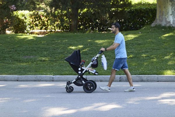 Menos del 20% de los padres españoles usa el permiso de paternidad de forma corresponsable, turnándose con la madre