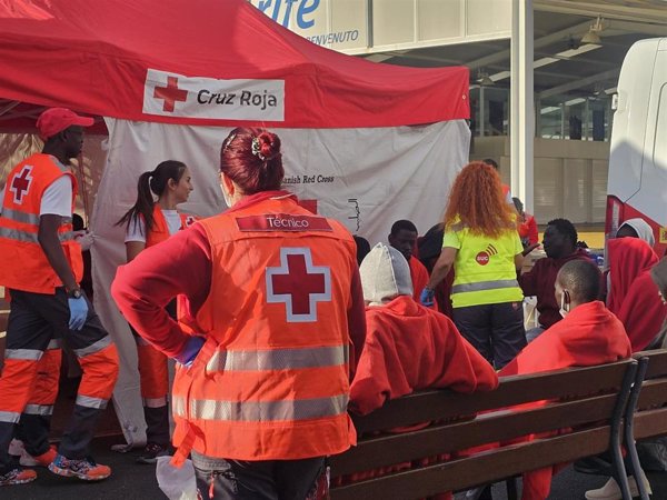 Llega un cayuco por sus propios medios a San Miguel (Tenerife) con 26 migrantes