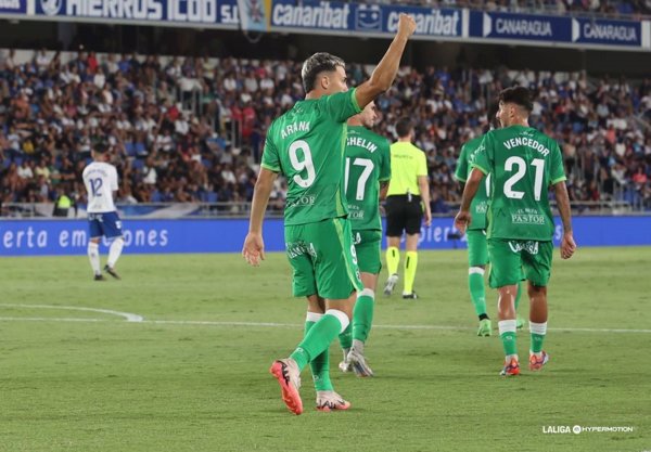 (Crónica) El Racing reina en Tenerife y se sitúa en ascenso directo