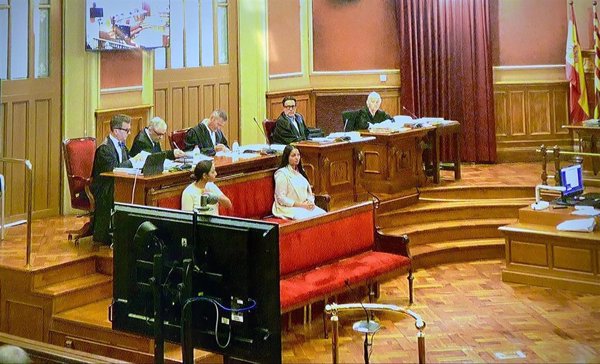 La acusada de matar a una joven en Cornellà (Barcelona) se deshizo de la navaja y huyó a Francia
