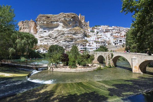 Unos 15 coches son arrastrados por el agua tras el desbordamiento de la cañada en Alcalá del Júcar (Albacete)
