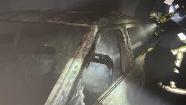 Extinguido un incendio en un concesionario de Alcobendas, que ha quemado dos coches y ha obligado a desalojar un hotel