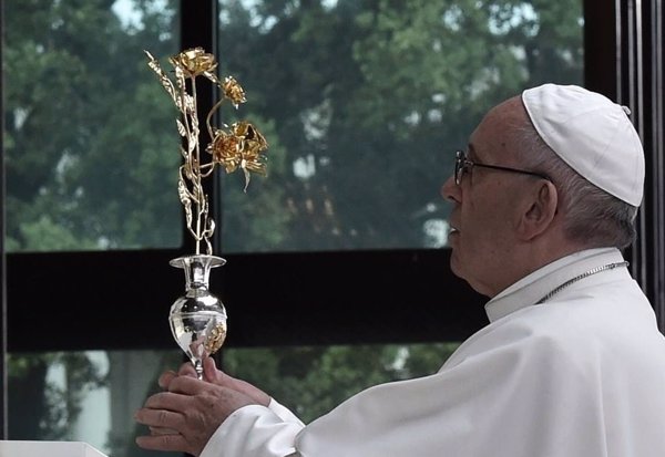 El Papa Francisco concede la Rosa de Oro a la Virgen Macarena, tercera imagen que la recibe en España