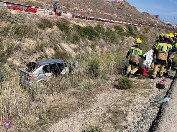Fallece una conductora que viajaba en coche con sus nietos tras salirse de la vía en Garrucha (Almería)