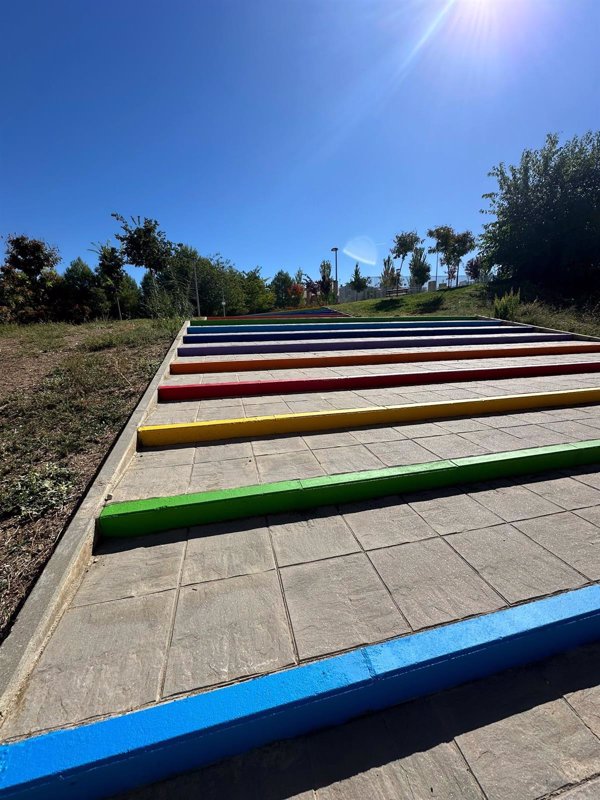 Una escalera de colores en Arganda (Madrid) facilita el camino al colegio a una niña con Síndrome de Morisier