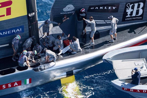 El Luna Rossa gana e iguala al INEOS (4-4) tras arreglar a contrarreloj una avería