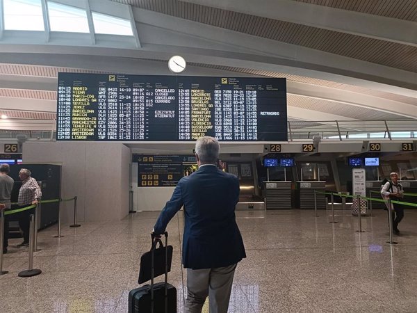 Ascienden a 14 los vuelos cancelados el aeropuerto de Loiu (Bilbao) y desviados otros nueve por las rachas de viento