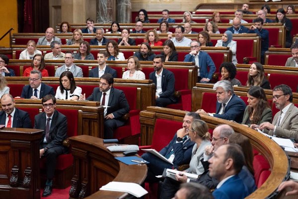 El Parlament pide impulsar la financiación singular para Cataluña pero rechaza el concierto