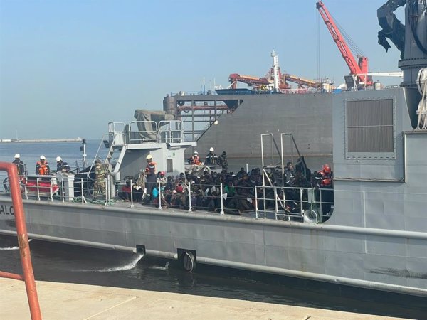 Senegal intercepta una embarcación con 169 migrantes frente a sus costas