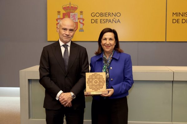 Margarita Robles recibe el premio 'Barakah' de Cámara de Comercio de Valladolid por su defensa de los valores pacíficos