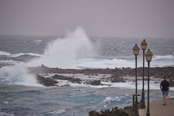 Lluvia, viento y olas ponen mañana en aviso a 18 provincias y Melilla, con Cataluña en nivel naranja por precipitaciones