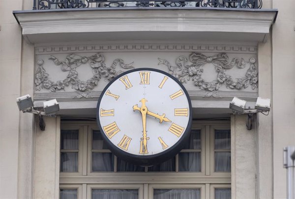 La madrugada de este sábado al domingo se cambia la hora, a las 03.00 serán las 02.00 y empieza el horario de invierno