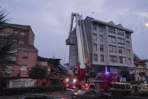 Tres edificios desalojados tras derrumbarse uno y calcinarse otro por la explosión en Santander