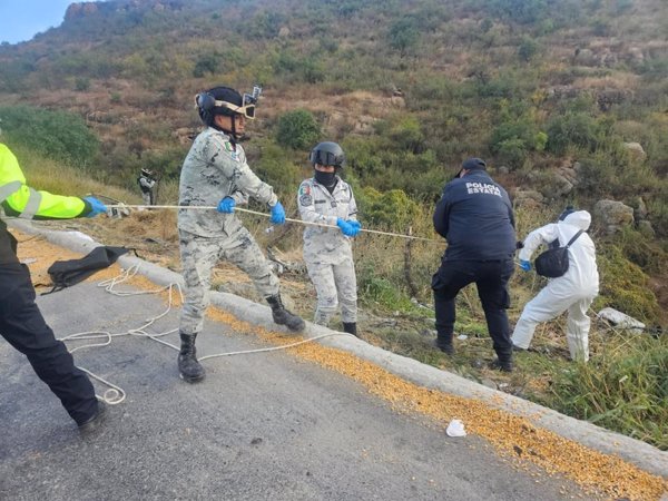 Mueren 24 personas pasajeros de un autobús tras caer por un barranco de más de diez metros en México