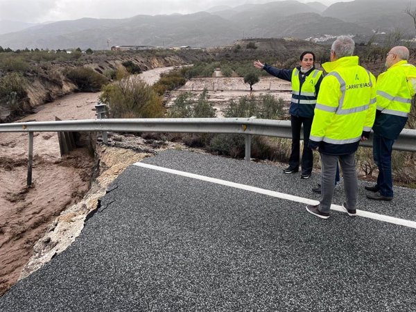Evalúan los daños en la variante de Serón (Almería) tras un socavón que bloquea la A-334
