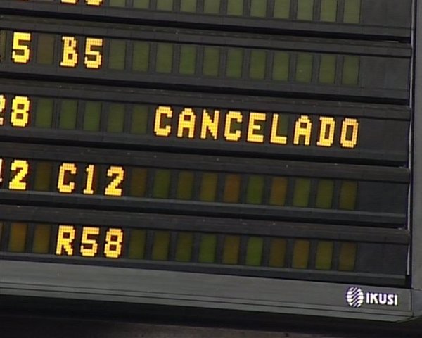 Cancelados 10 vuelos y desviados otros 12 desde el aeropuerto de Valencia