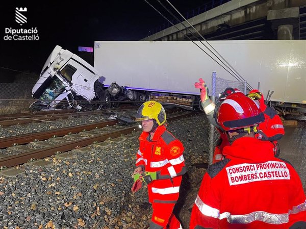 Cortada la línea de tren entre Valencia y Barcelona y la C-6 de Cercanías al volcar un camión sobre la vía