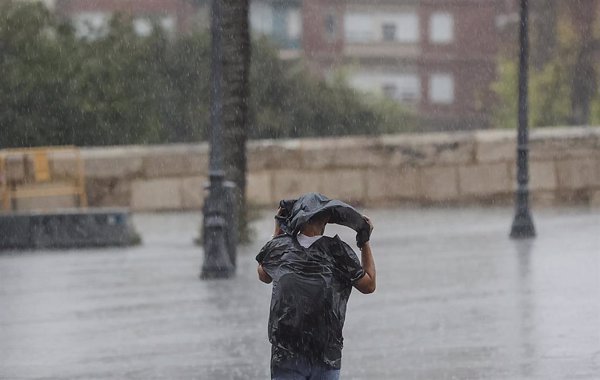 Valencia capital y otros municipios de la provincia suspenden las clases este miércoles por la DANA