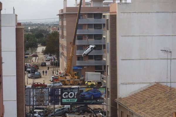 La Comunidad de Madrid tiene preparados camiones cisterna, módulos de voluntarios y grúas para ir a Valencia