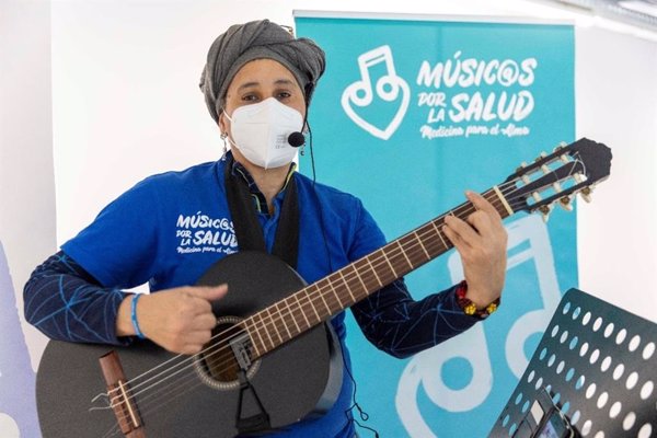 Músicos por la Salud subasta guitarras donadas por varios artistas para recaudar fondos tras la DANA