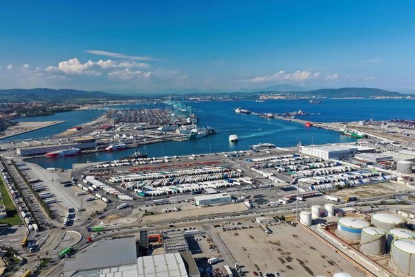 Atraca en Algeciras para su reparación uno de los dos buques implicados en un vertido de parafina en el Estrecho