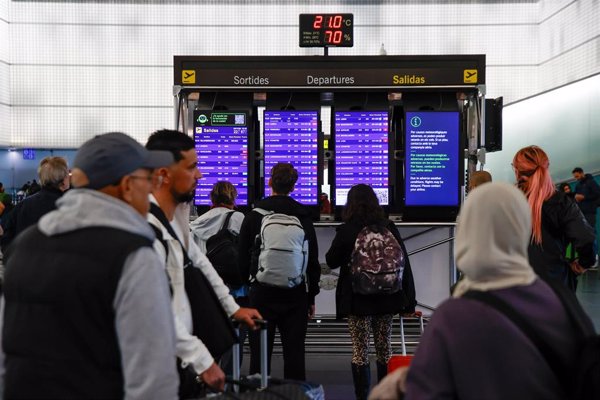 Medio centenar de cancelaciones y retrasos en el Aeropuerto de Barcelona por la DANA