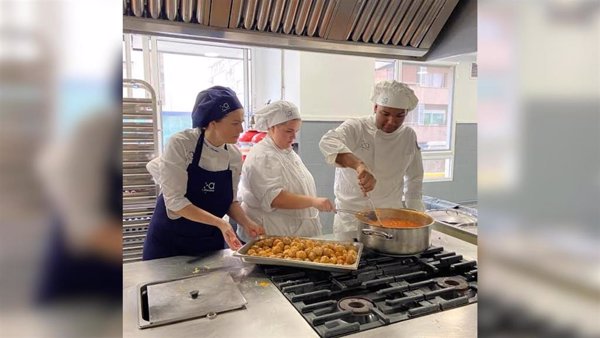 La Escuela Altaviana cocina y reparte más de 1.100 menús a familias afectadas por la DANA