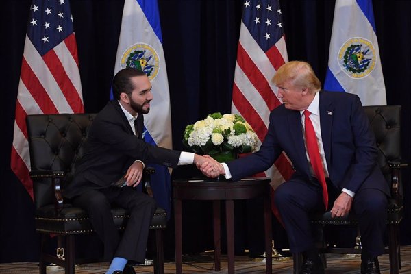 El presidente de El Salvador felicita al 