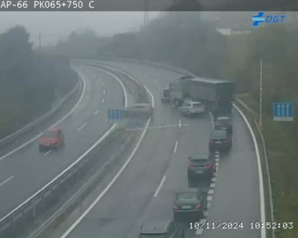 Un desprendimiento de tierra en la Autopista AP-66 obliga a cortar totalmente el tráfico en Lena
