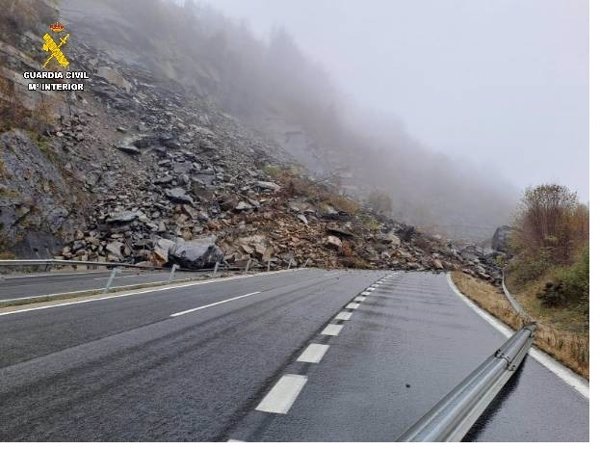 Un desprendimiento de tierra en la AP-66 obliga a cortar totalmente el tráfico entre León y Asturias