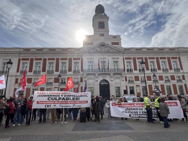 Unas 300 personas protestan en Sol por la gestión de la DANA: 