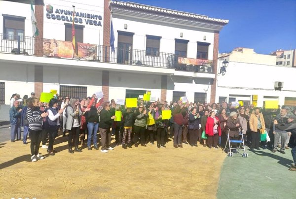 Inspeccionan una ladera de Cogollos Vega (Granada) por desprendimientos que obligaron a desalojos