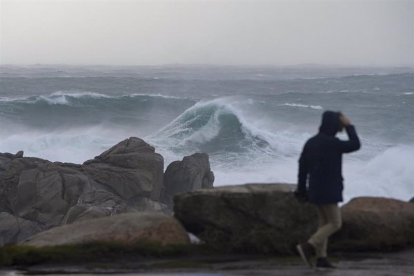 Lluvia, nieve, olas y viento activan mañana los avisos en 11 provincias, con un descenso de temperaturas generalizado