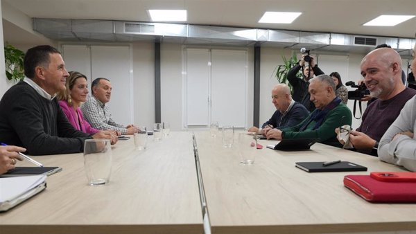 EH Bildu traslada a CCOO y UGT la necesidad de instaurar un SMI 