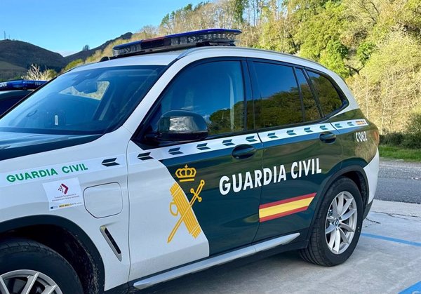 Un guardia civil fuera de servicio salva a una mujer y a su hijo cuyo coche iba a empezar a arder