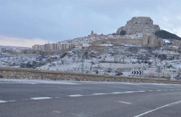 Llega la nieve a Morella (Castellón) y bomberos realizan 3 servicios por las lluvias en Benicarló