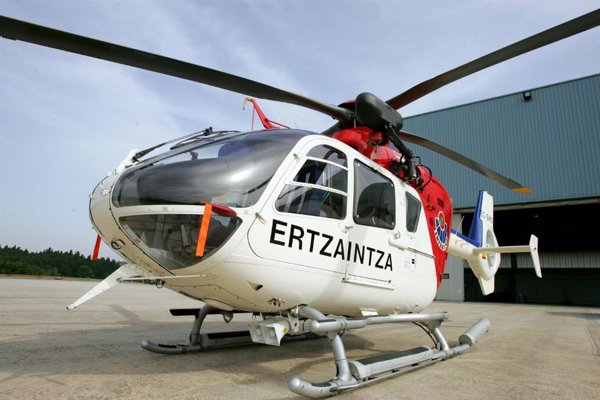 Un helicóptero de la Ertzaintza rescata a un montañero de 70 años accidentado en el monte Hernio (Guipúzcoa)
